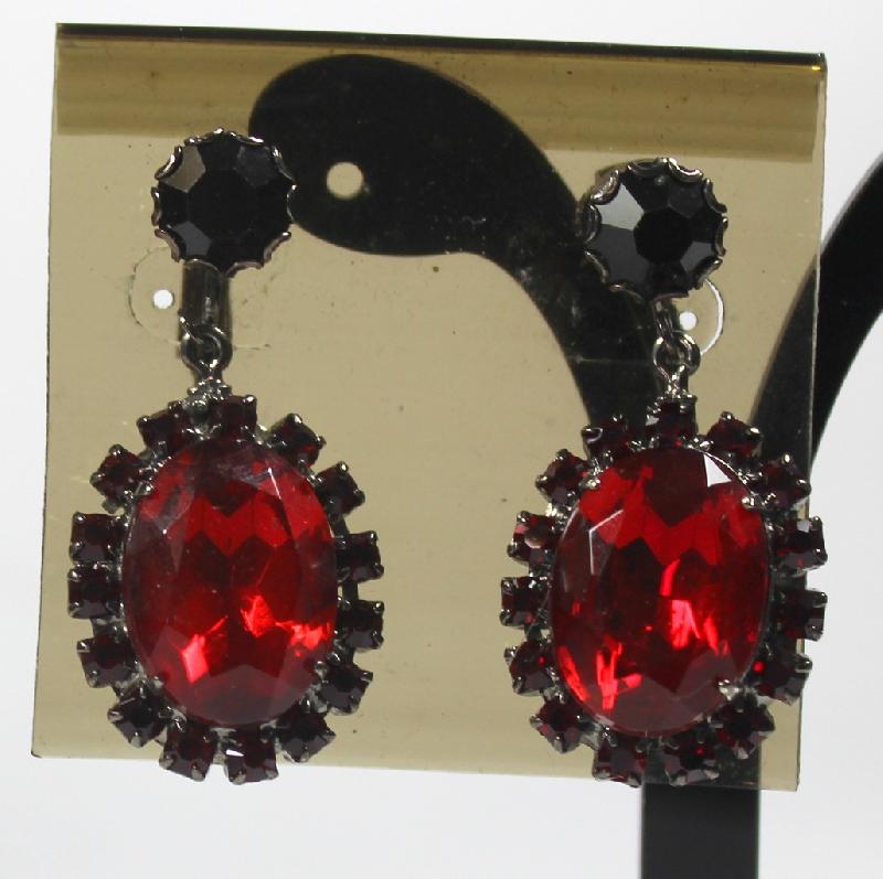 Front view of Red Oval Earrings Clip