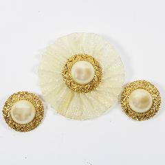 White (chalk Or Milk) Cabochons Pearl Brooch