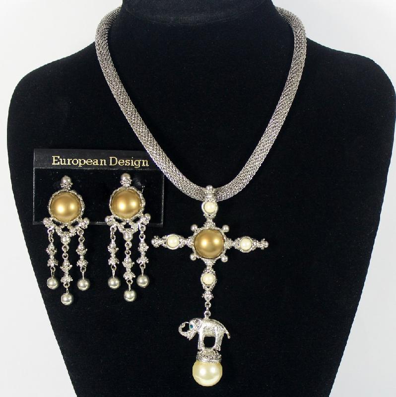 Front view of Cabochons Pearl Pendant