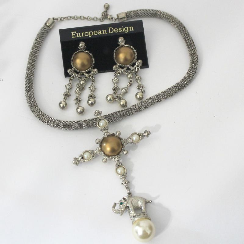 Front view of Cabochons Pearl Earrings Clip