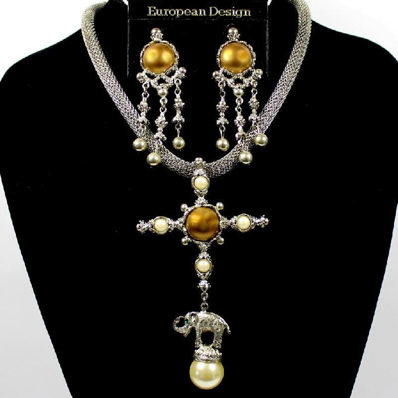 Front view of Yellow Cabochons Pearl Pendant