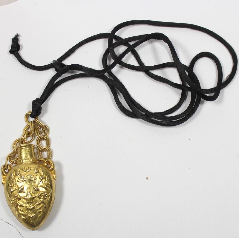 Front view of Black (jet) Pendant
