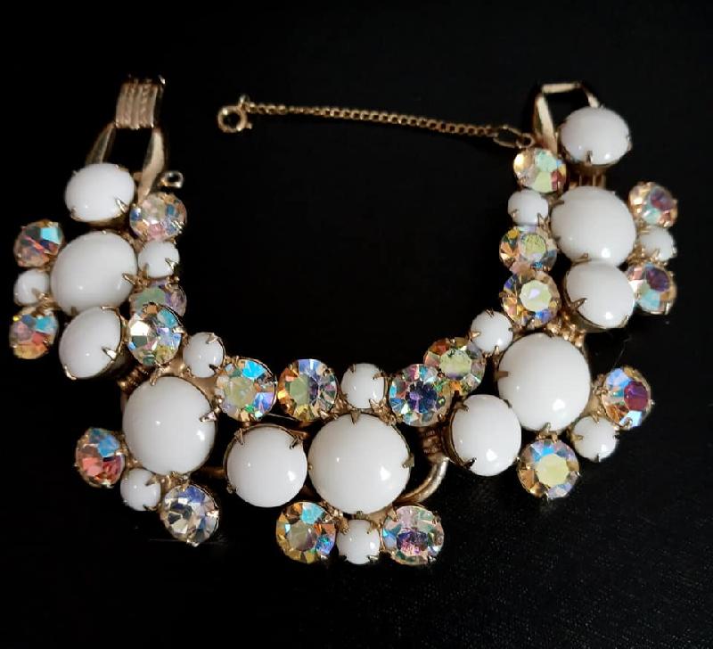 Front view of White (chalk Or Milk) Cabochons Bracelet 5 Link
