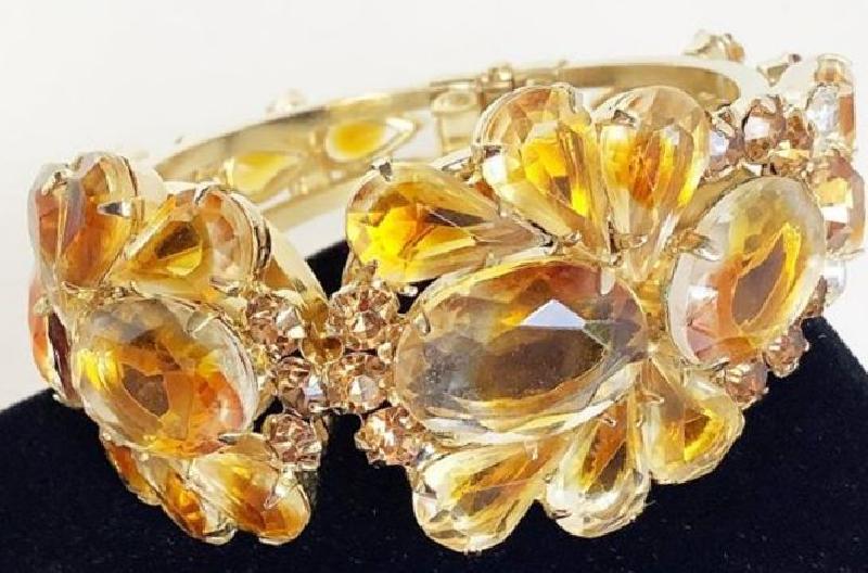 Front view of Topaz Pear Givre Bracelet Clamper