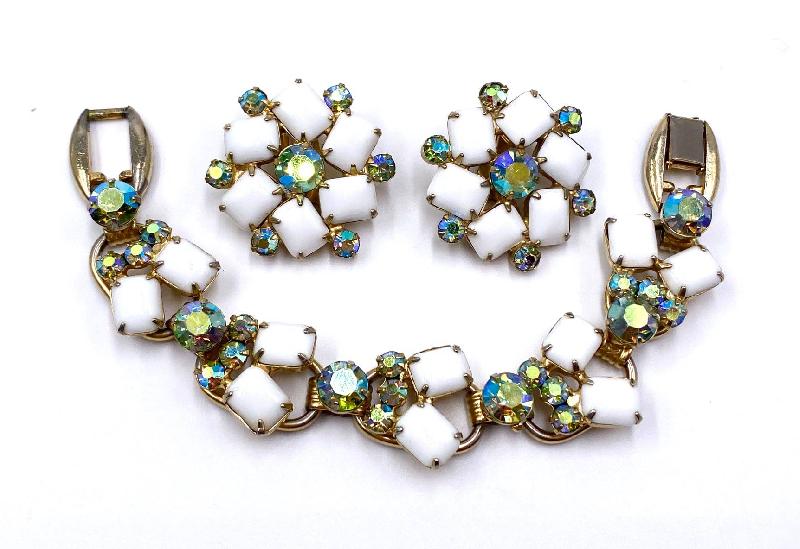 Front view of White (chalk Or Milk) Cabochons Bracelet 5 Link