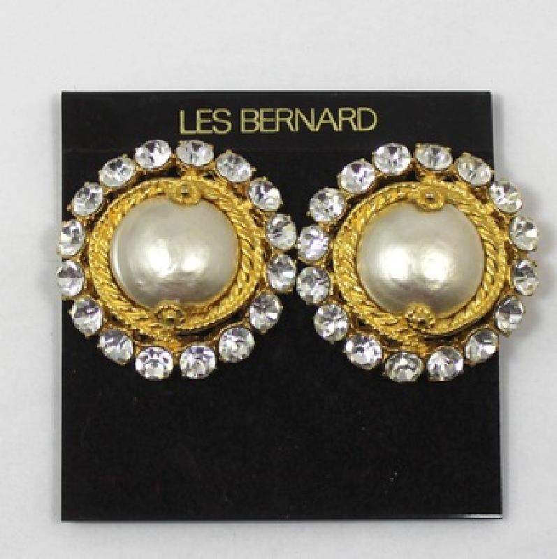 Front view of Pearl Earrings Clip