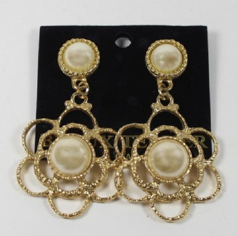 Front view of Pearl Earrings Clip