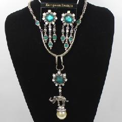 Green Cabochons Pearl Necklace