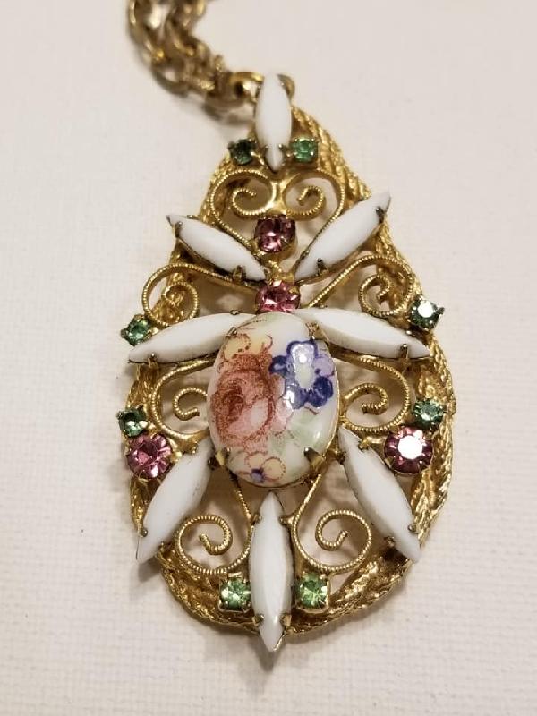 Front view of White (chalk Or Milk) Oval Painted (hand/Transfer) Pin Pendant