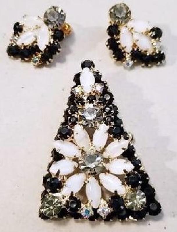 Front view of Black (jet) Cabochons Pin Pendant