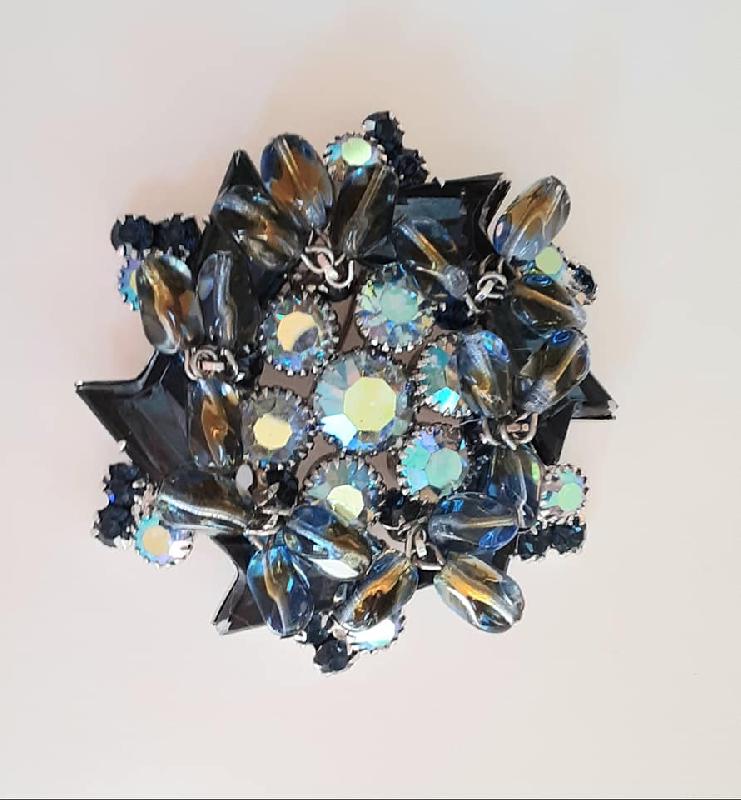 Front view of Blue Arrow Givre Brooch