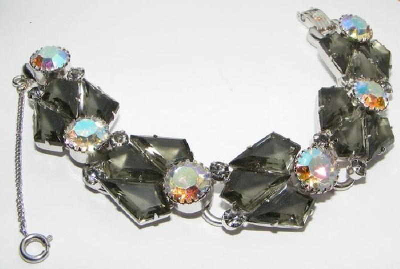 Front view of Gray (black Diamond) Kite Bracelet 5 Link