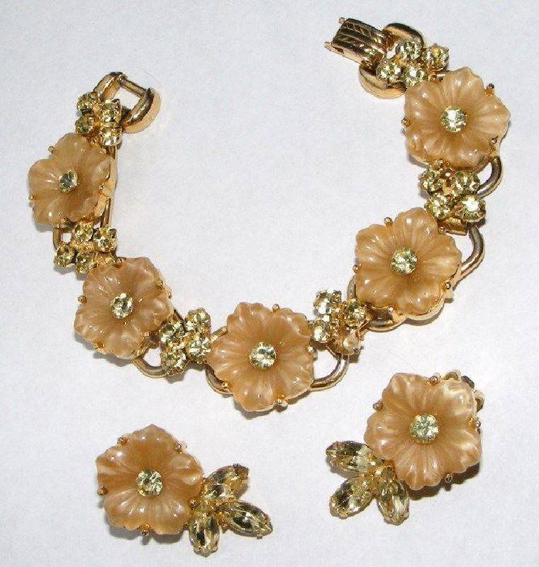 Front view of Navettes Molded/Cut Earrings Clip