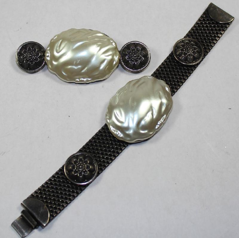 Front view of White (chalk Or Milk) Oval Pearl Bracelet Flat Push In