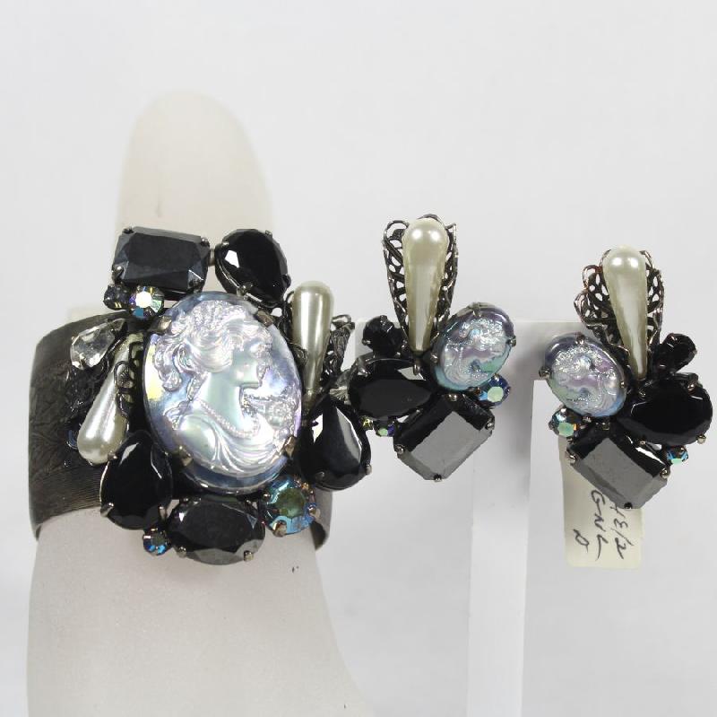 Front view of Black (jet) Pear Pearl Earrings Clip