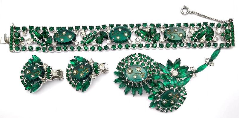 Front view of Green Cabochons Molded/Cut Bracelet Flat Push In