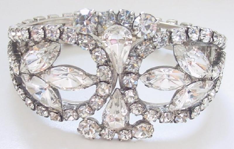 Front view of Clear Pear Bracelet Clamper