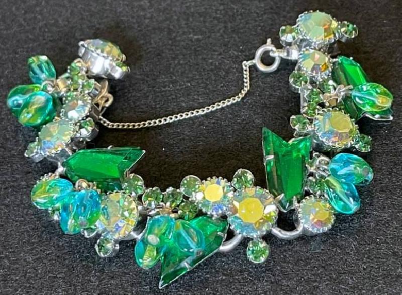 Front view of Green Arrow Givre Bracelet 5 Link