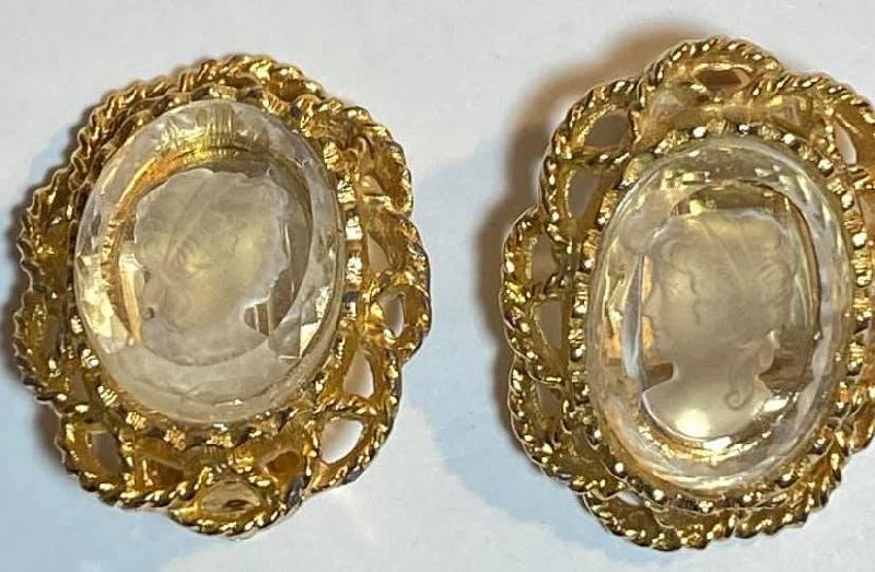 Front view of Clear Oval Molded/Cut Earrings Clip