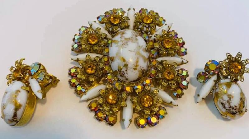 Front view of White (chalk Or Milk) Cabochons Spotted Pin Pendant
