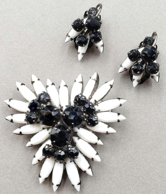 Front view of White (chalk Or Milk) Navettes Earrings Clip