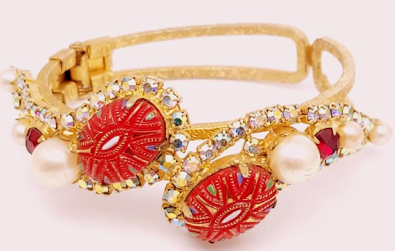 Front view of Red Cabochons Molded/Cut Bracelet Clamper