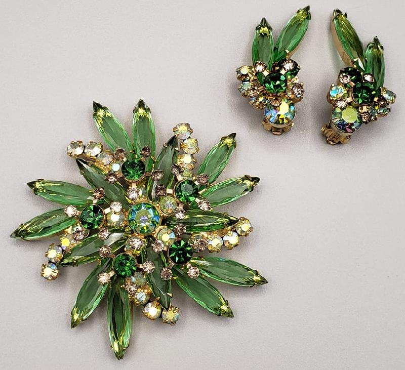 Front view of Green Navettes Earrings Clip