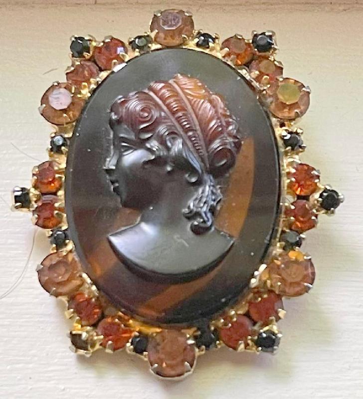 Front view of Topaz Cabochons Molded/Cut Pin Pendant