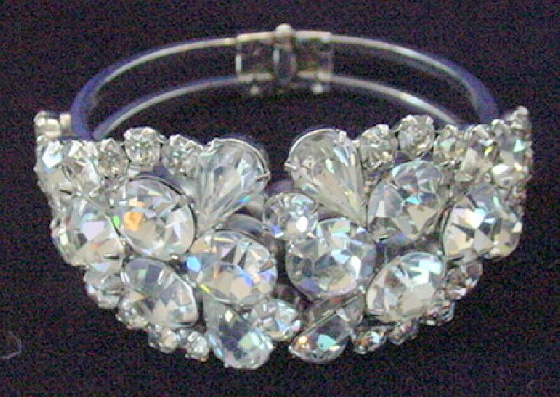 Front view of Clear Pear Bracelet Clamper
