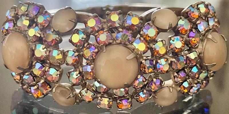 Front view of AB Cabochons Bracelet Clamper