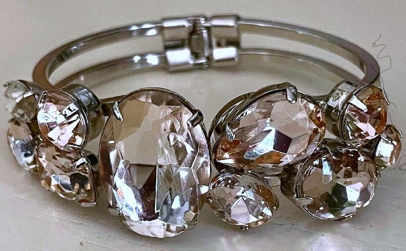 Front view of Clear Pear Bracelet Clamper