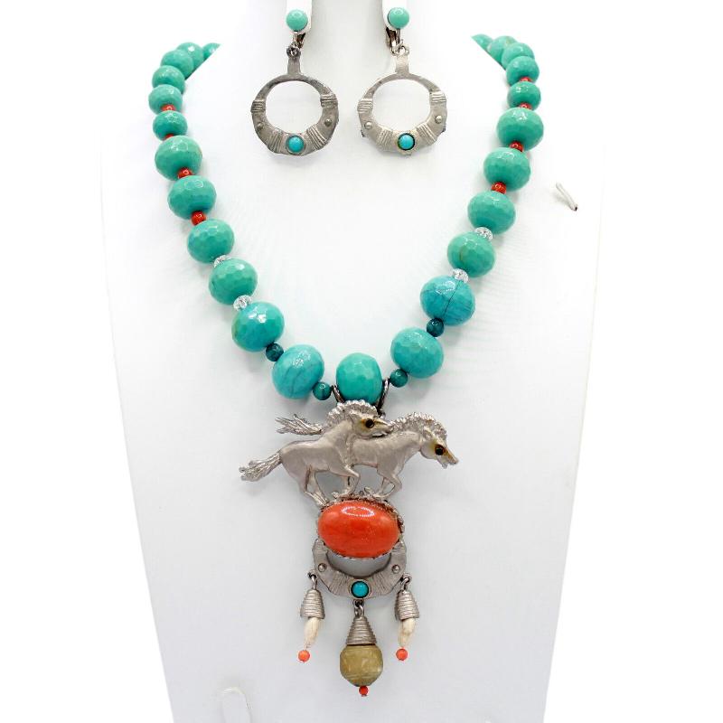 Front view of Turquoise Cabochons Necklace