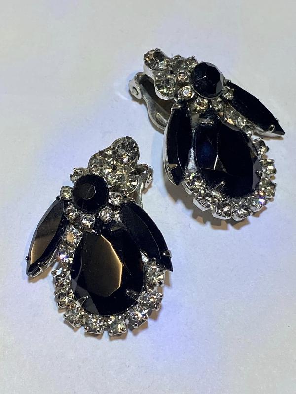 Front view of Black (jet) Pear Earrings Clip