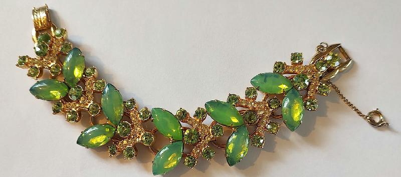 Front view of Green Cabochons Bracelet 5 Link