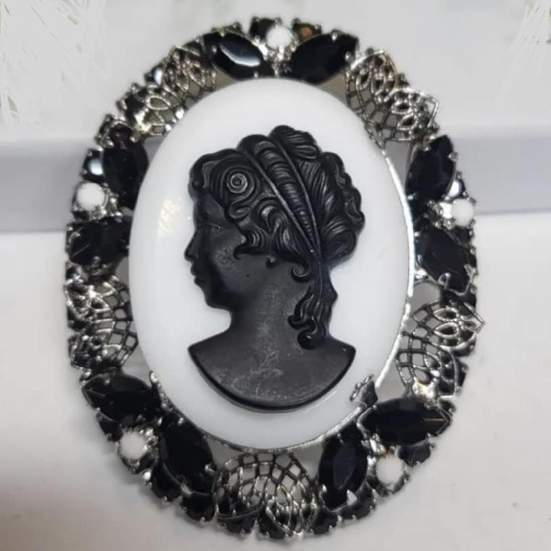 Front view of Black (jet) Oval Molded/Cut Pin Pendant