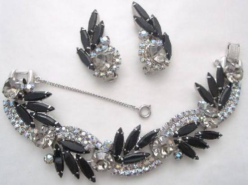 Front view of Black (jet) Navettes Earrings Clip