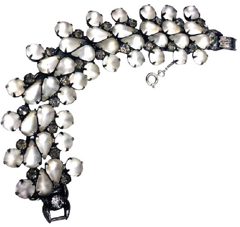 Front view of White (chalk Or Milk) Pear Frosted Bracelet 5 Link