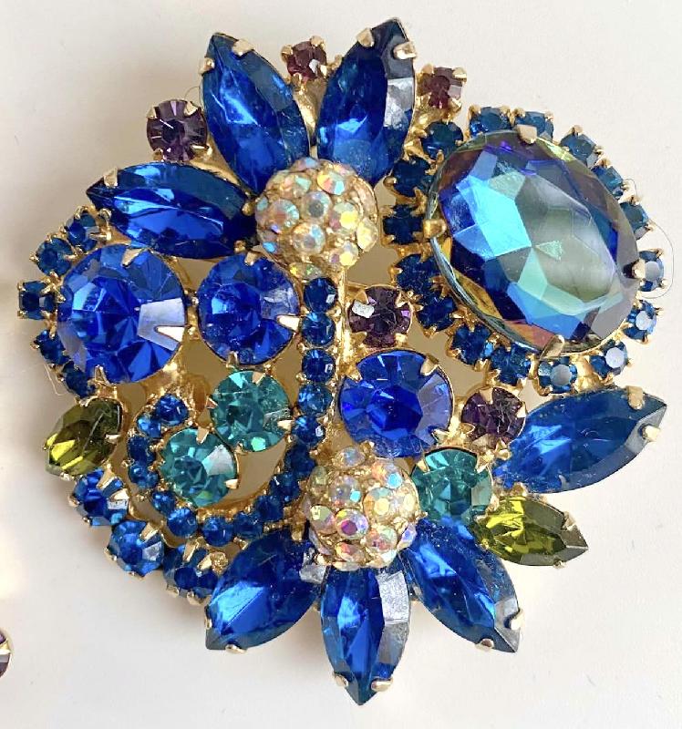 Front view of Multiple Colors Oval Multi-Color/Shaded Brooch