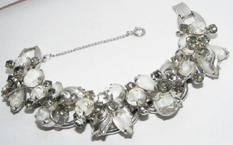 Front view of White (chalk Or Milk) Navettes Givre Bracelet 5 Link