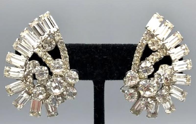 Front view of Clear Baguettes Earrings Clip