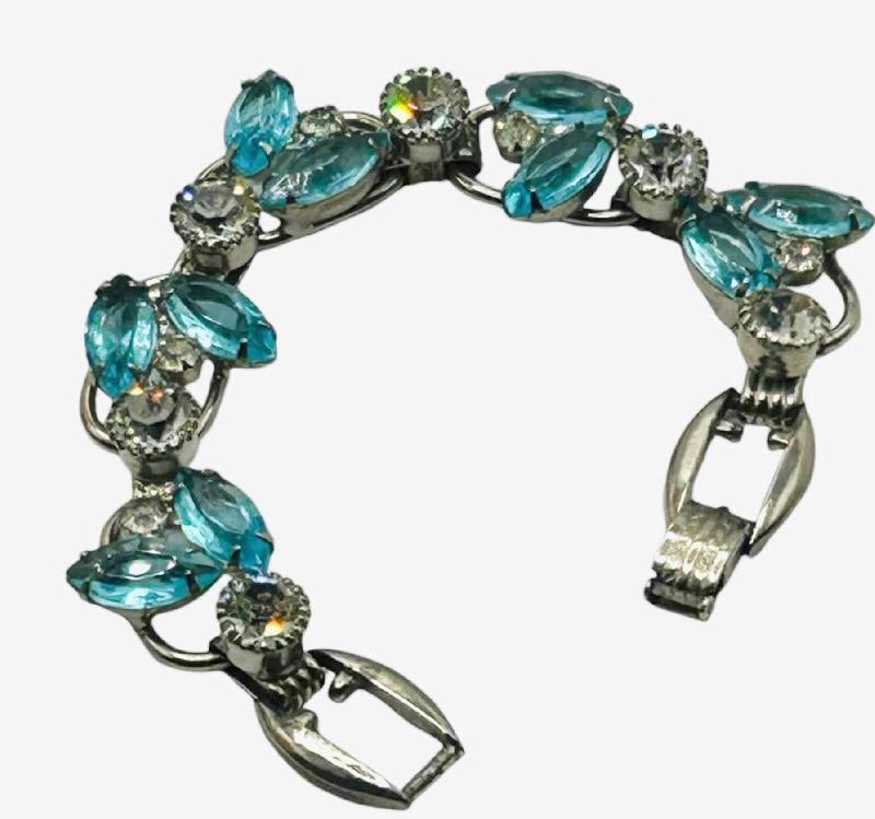 Front view of Turquoise Navettes Bracelet 5 Link