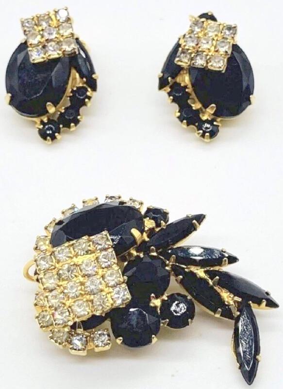 Front view of Black (jet) Oval Earrings Clip