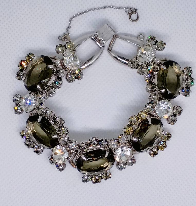 Front view of Gray (black Diamond) Oval Bracelet 5 Link