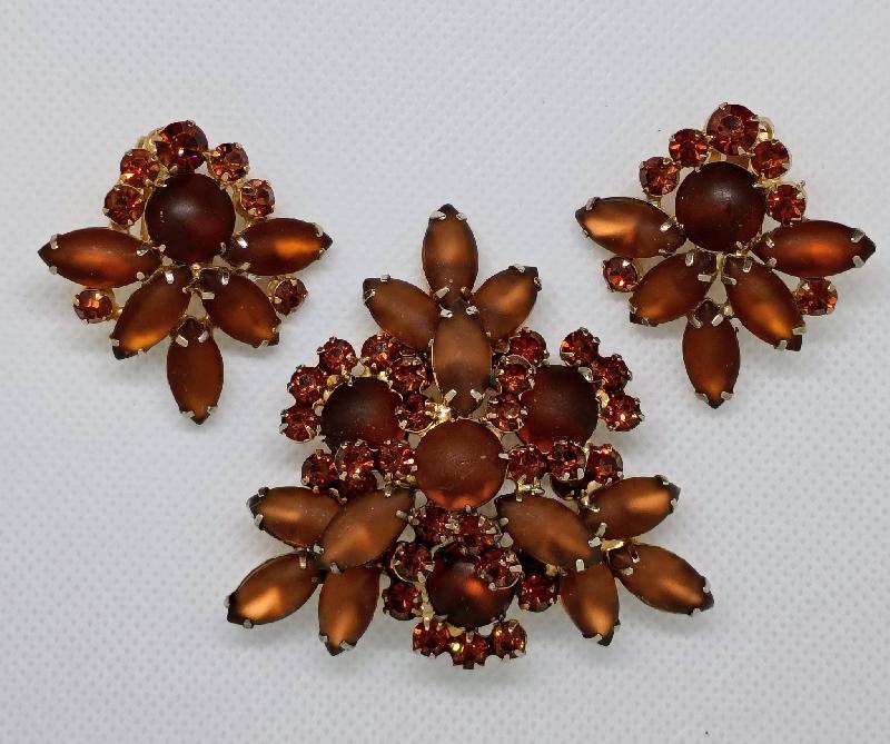 Front view of Topaz Cabochons Frosted Brooch
