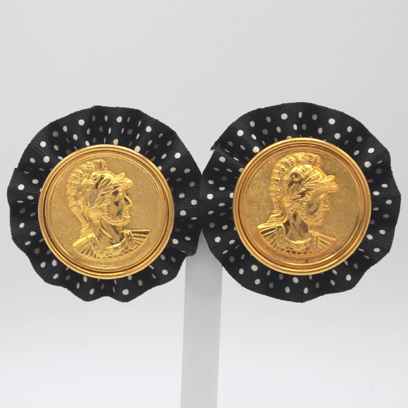 Front view of Black (jet) Cabochons Earrings Clip