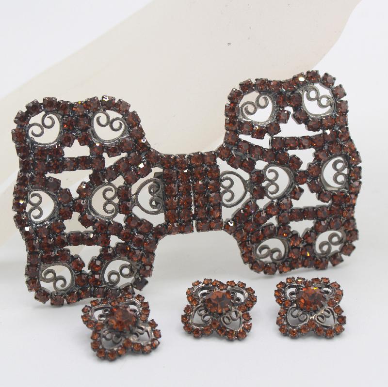 Front view of Topaz Chatons Only Other