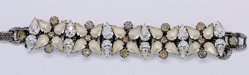 Front view of White (chalk Or Milk) Pear Frosted Bracelet 5 Link