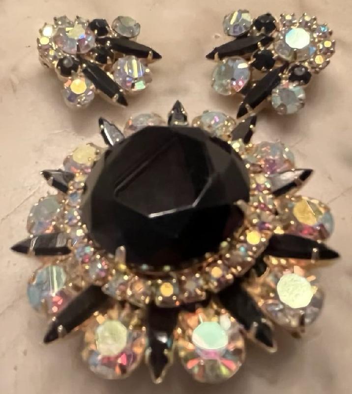 Front view of Black (jet) Dentelle Pin Pendant