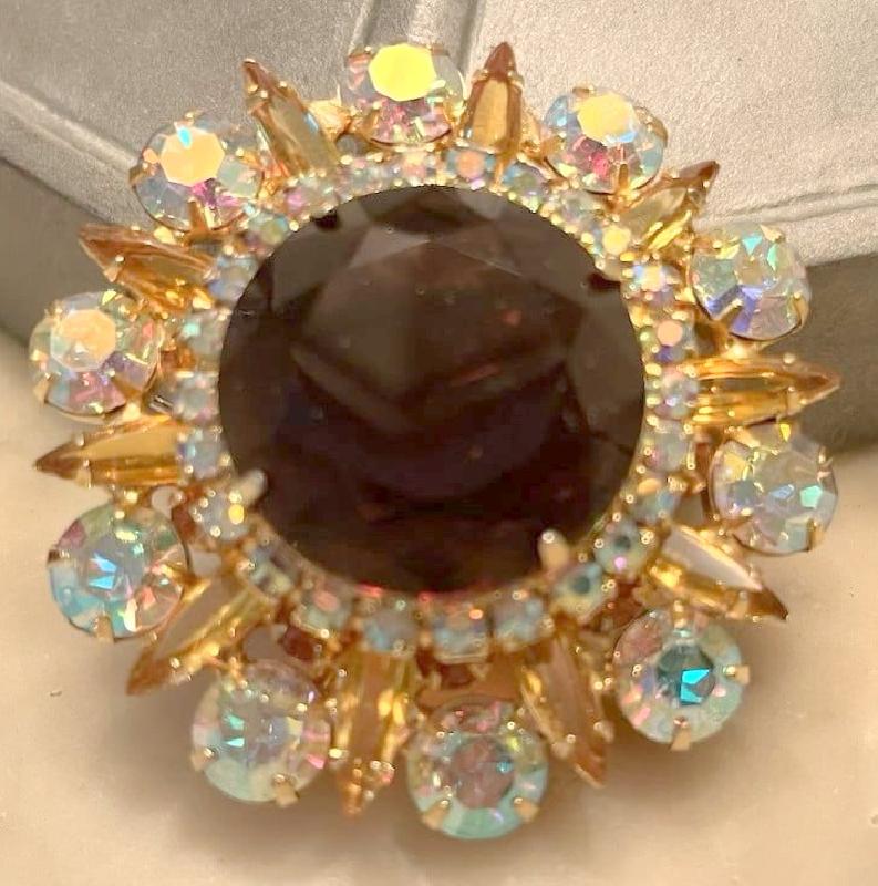 Front view of Topaz Dentelle Pin Pendant