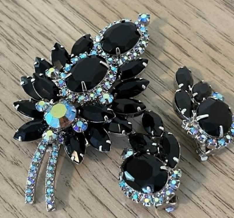 Front view of Black (jet) Oval Brooch